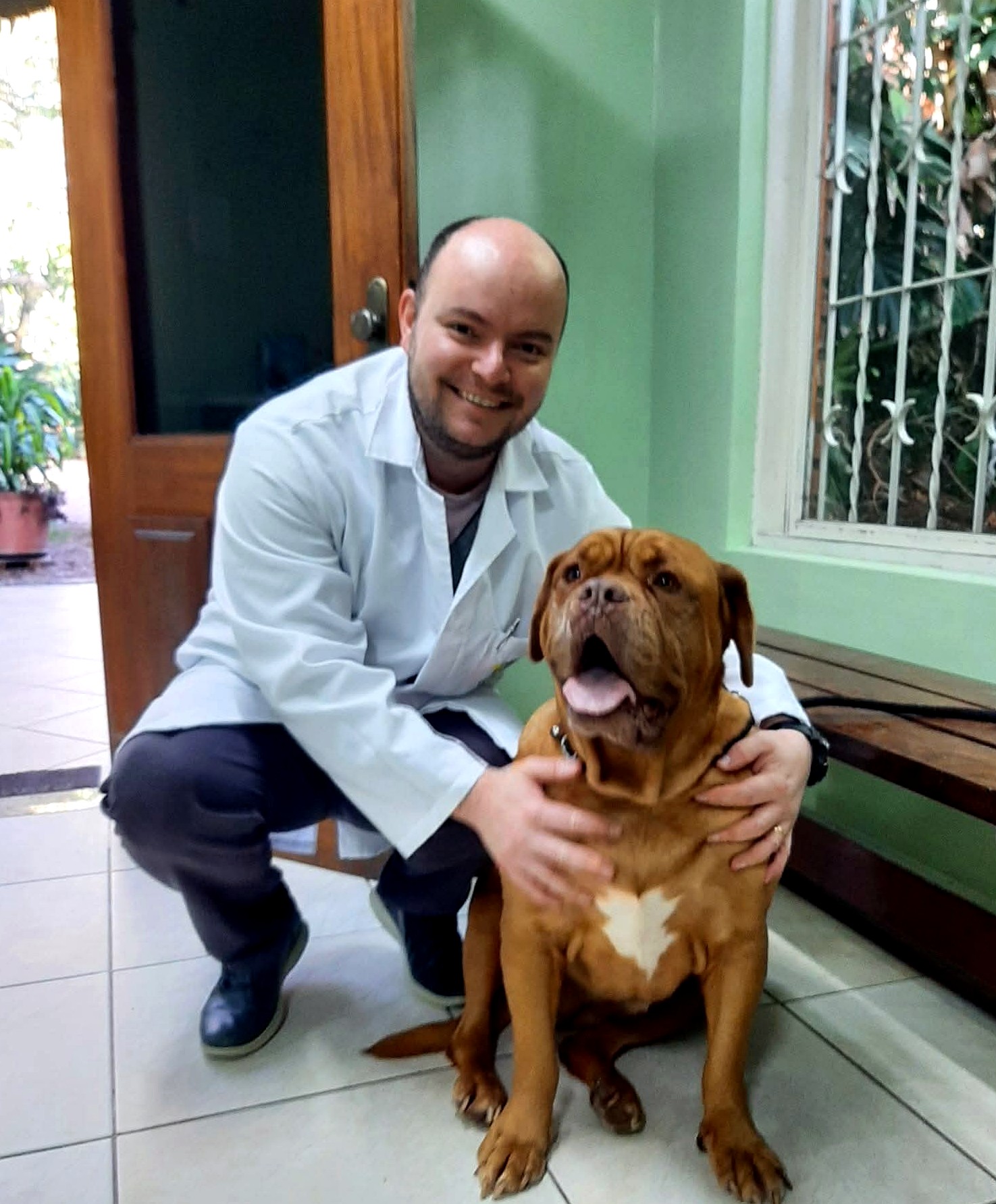 Dr. Filipe Fróes de Andrade atendendo um paciente